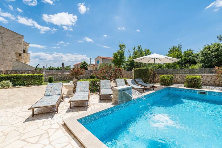 Villa für 6 Personen, mit Balkon und Garten sowie Pool in Privlaka - 3