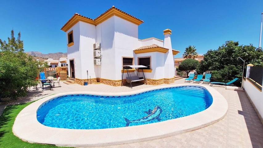 Casa rural para 8 personas, con piscina además de vistas y jardín en Hondón de las Nieves