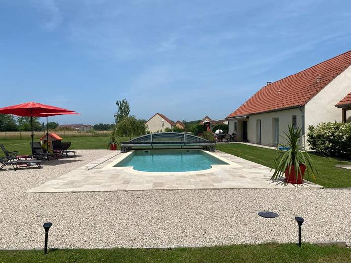 Location de vacances pour 8 personnes, avec jardin et piscine ainsi que vue et terrasse dans Juif