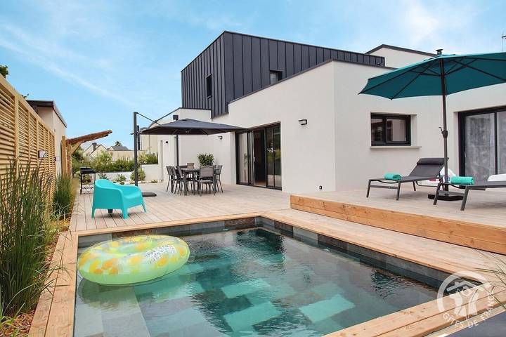 Gîte pour 8 personnes, avec piscine ainsi que jardin et terrasse