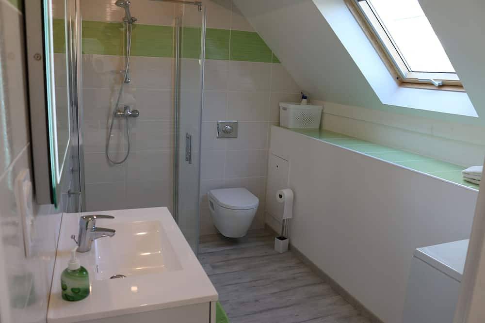 Apartamento entero, Apartamento nuevo orientado al sur con vistas panorámicas para los amantes de la naturaleza. in Villefranche-de-Panat, Aveyron (desambiguación)