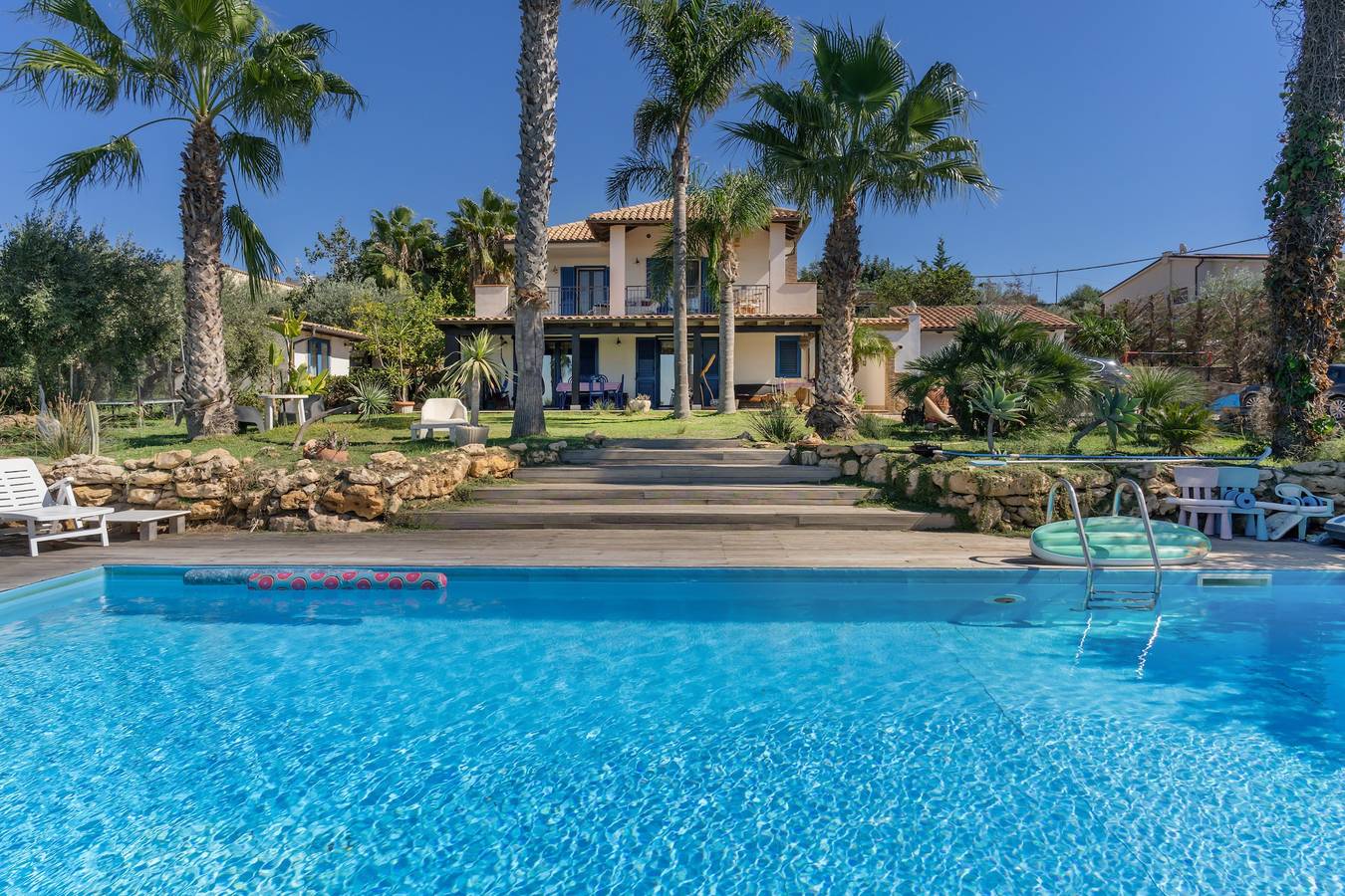 Holiday home 'Sunset House' with pool, outdoor kitchen and Wi-Fi in San Leone, Agrigento