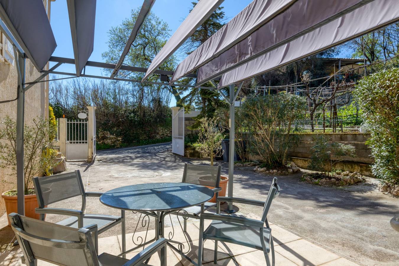 Appartement Le Jardin de Benjamin – Comfortabel verblijf met zwembad in Montagnac, Côte d'Améthyste