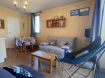 Gîte pour 4 personnes, avec terrasse à Enchastrayes