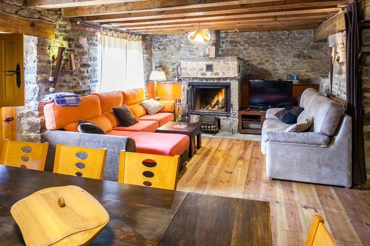 Apartamento para 11 personas, con Balcón y Terraza además de Jardín y Sauna en Sabiñánigo