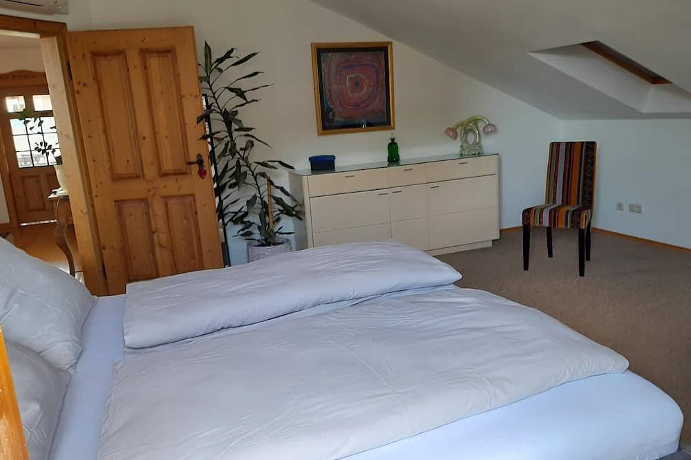 Ganze Wohnung, Klimatisierte Ferienwohnung (110qm) mit Balkon und 2 Schlafzimmer in Cham, Ostbayern