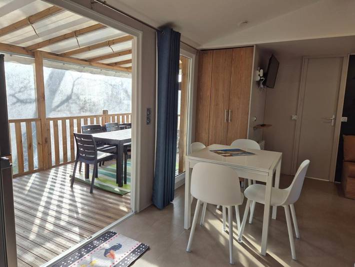 Camping pour 4 personnes, avec vue ainsi que jardin et piscine
