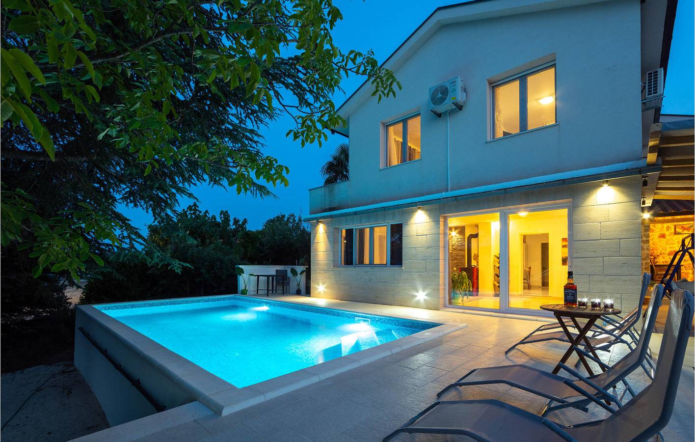 Gemütliche 2-Zimmer-Wohnung mit Pool, Terrasse und WLAN in Flussnähe in Imotski, Makarska Riviera