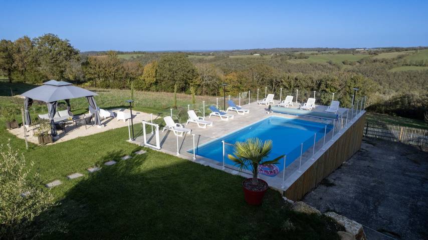 Gîte pour 8 personnes, avec jardin ainsi que piscine et terrasse