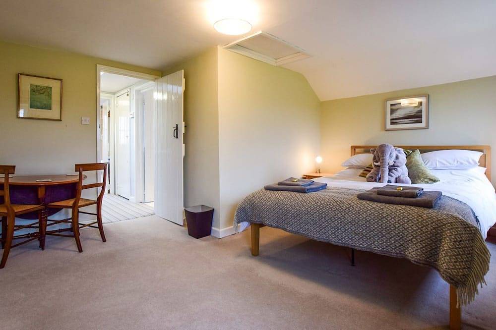 Granary at Hunt Court - sleeps 4 guests  in 2 bedrooms in Badgeworth, Gloucestershire