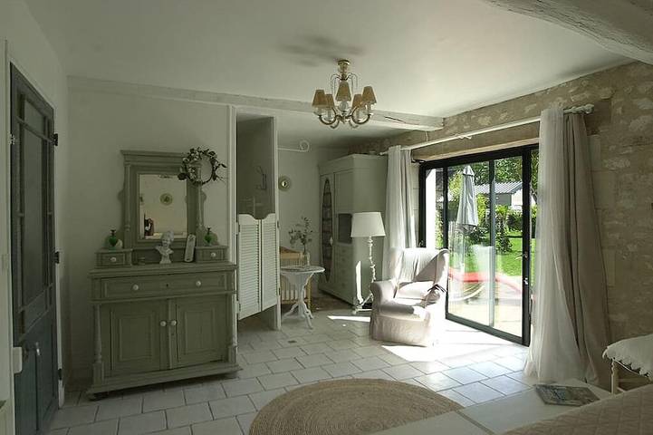 Location de vacances pour 6 personnes, avec piscine ainsi que jardin et terrasse à Les Ormes - 3