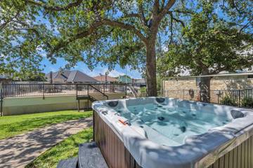 Vacation Rental for 12 Guests in Horseshoe Bay, Llano County, Picture 2