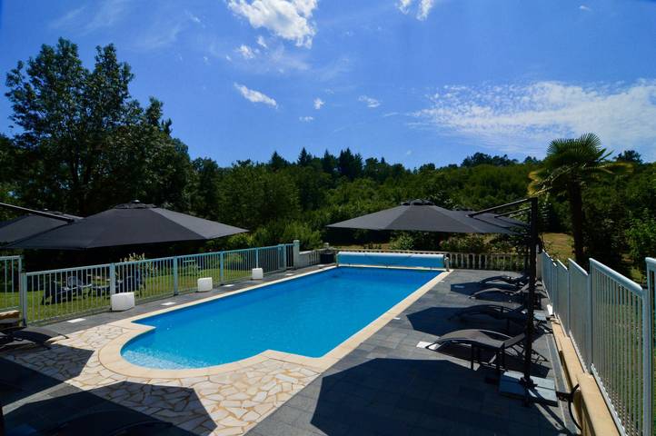 Gîte pour 8 personnes, avec jacuzzi et terrasse ainsi que jardin et piscine, animaux acceptés