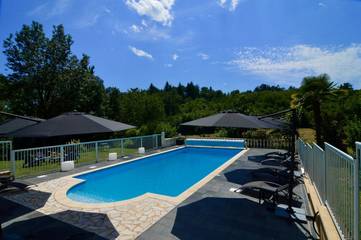 Gîte pour 8 personnes, avec terrasse et jardin ainsi que piscine et jacuzzi, animaux acceptés à Montcléra