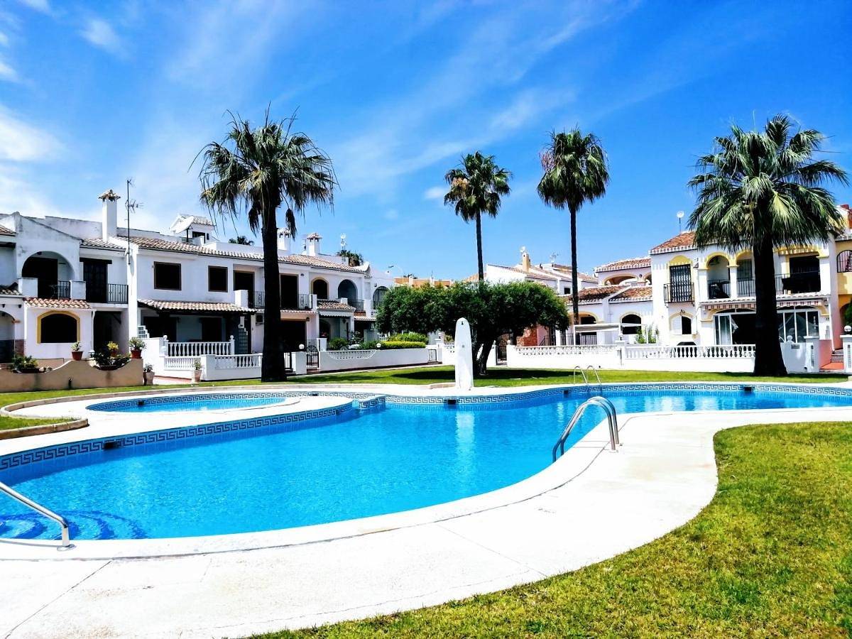 Bungalow con vistas a la piscina in Torrevieja, Costa Blanca