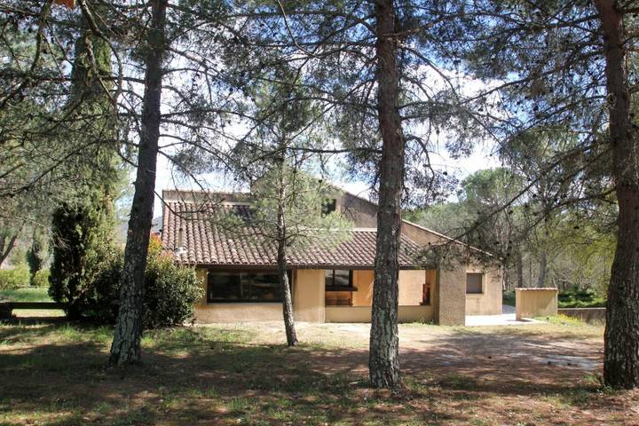Villa pour 8 personnes, avec piscine ainsi que jardin et terrasse