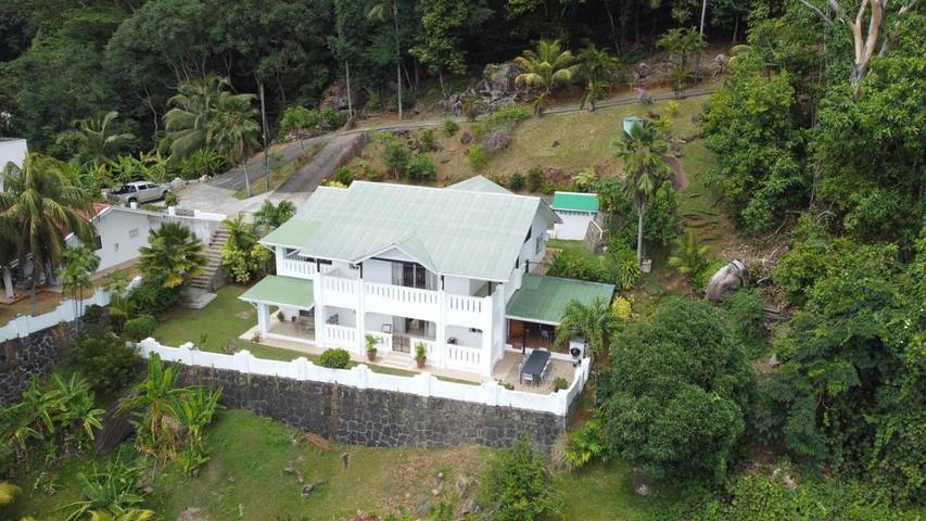 Location de vacances pour 8 personnes, avec terrasse ainsi que jardin et vue dans Beau Vallon