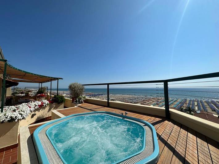 Hôtel pour 6 personnes, avec terrasse ainsi que vue et piscine, animaux acceptés