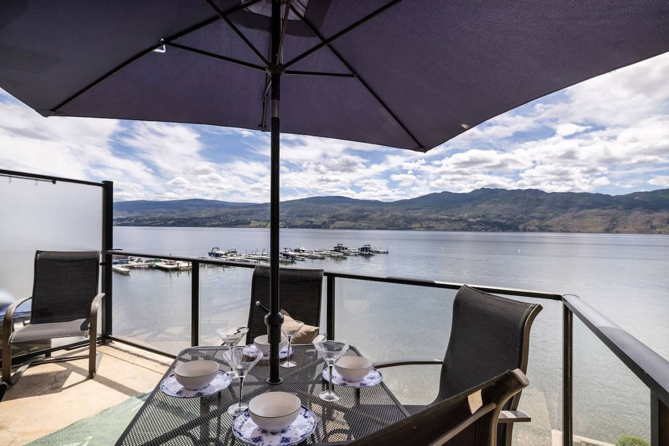 Apartamento entero, Heron on the Lake-  King Beds! 30 seconds to the beach in West Kelowna, Crystal Mountain