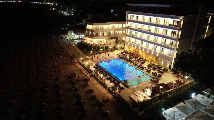 Hôtel pour 2 personnes, avec Balcon et Terrasse ainsi que Bassin pour enfant et Piscine à Golem