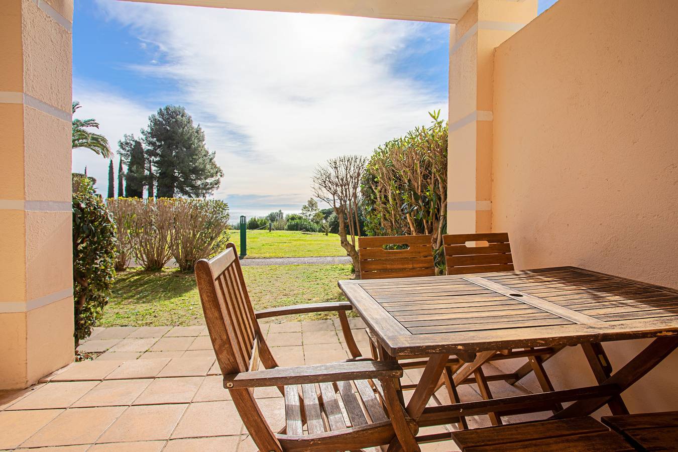 Appartement entier, Appartement "Coté Jardin, Villa De Cap Esterel", avec vue sur la mer, piscine partagée et Wi-Fi in Cap Estérel, Saint-Raphaël