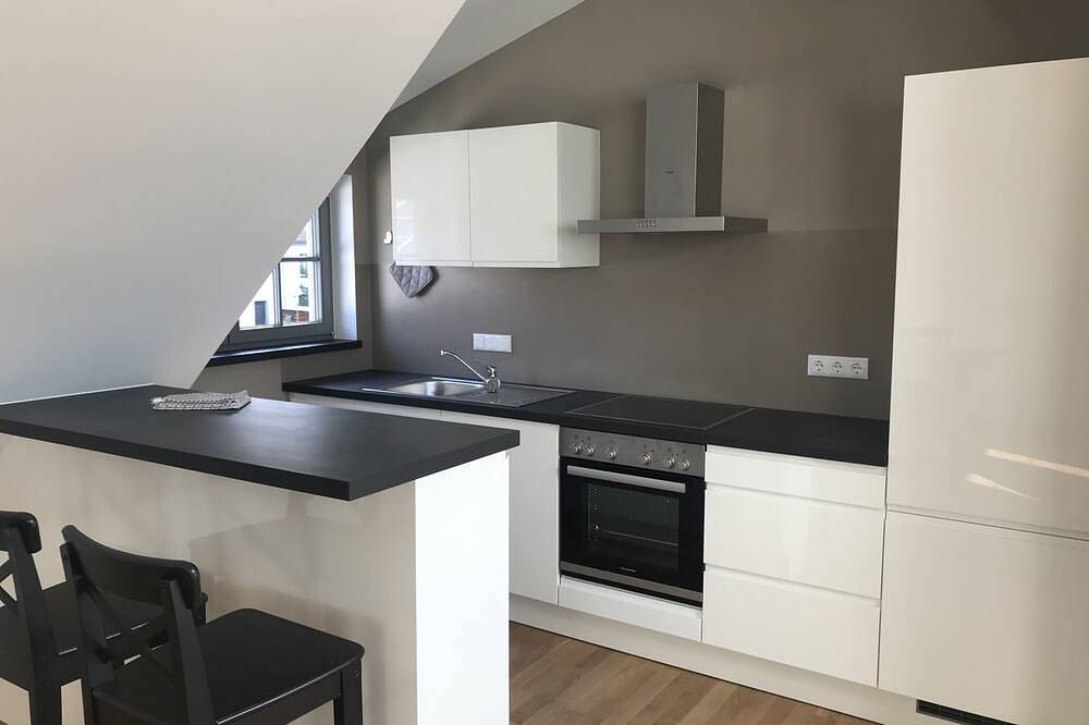 Ganze Wohnung, Sonnige und gemütliche Dachgeschoß Wohnung mit Blick ins Grüne in Lausnitz, Saaleland
