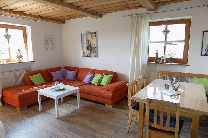 Ferienwohnung für 5 Personen, mit Balkon und Garten sowie Pool und Sauna in Hauzenberg