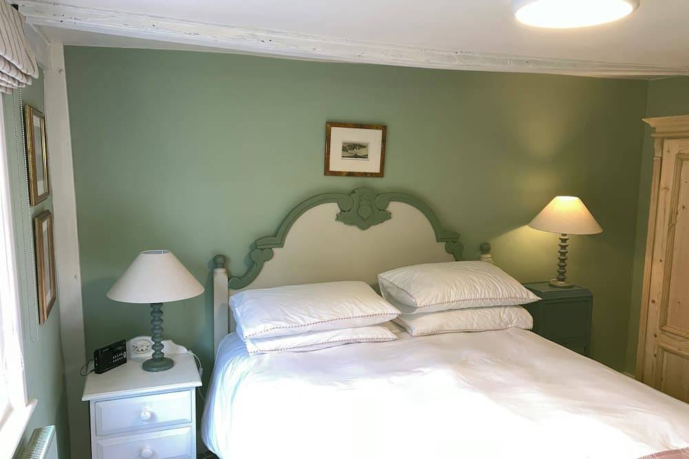 Landgate Cottage is opposite the 14th Century entrance to historic Rye town in Rye, East Sussex