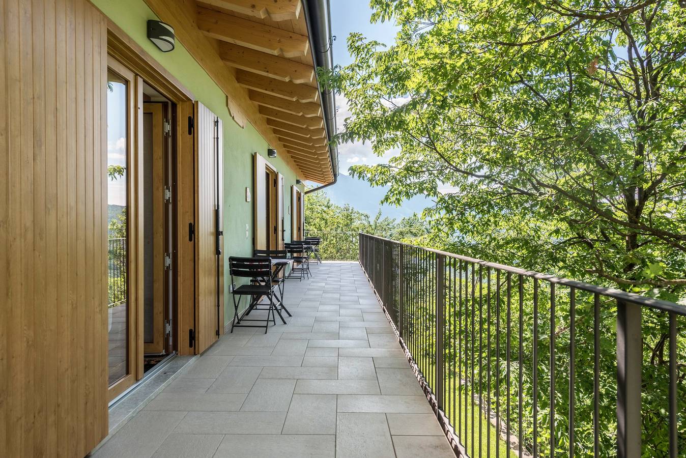 Appartamento intero, Appartamento "Nonno Bigi Girasole" con vista sulle montagne, Wi-Fi, balcone e giardino in Tremosine, Prealpi Gardesane