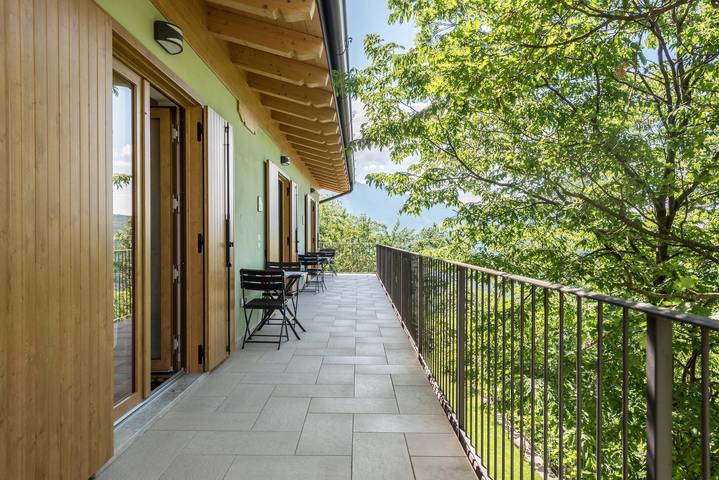 Entire apartment, Apartment "Nonno Bigi Girasole" with Mountain View, Wi-Fi, Balcony & Garden in Tremosine, Garda Mountains
