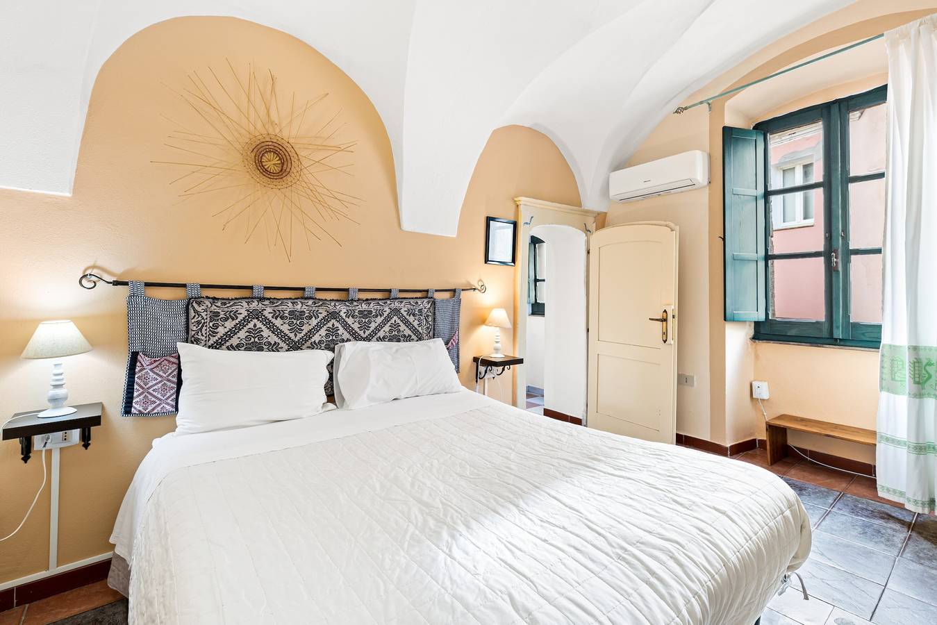 Romeo & Giulietta Rooms: double room on the second floor in the historic center of Bosa in Bosa, Planargia