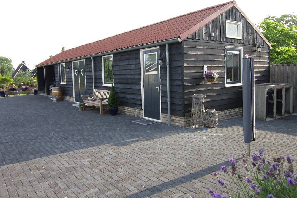 Beautiful b&b/ vacation home located on a large garden surrounded by water. in Bovenkarspel, Markermeer
