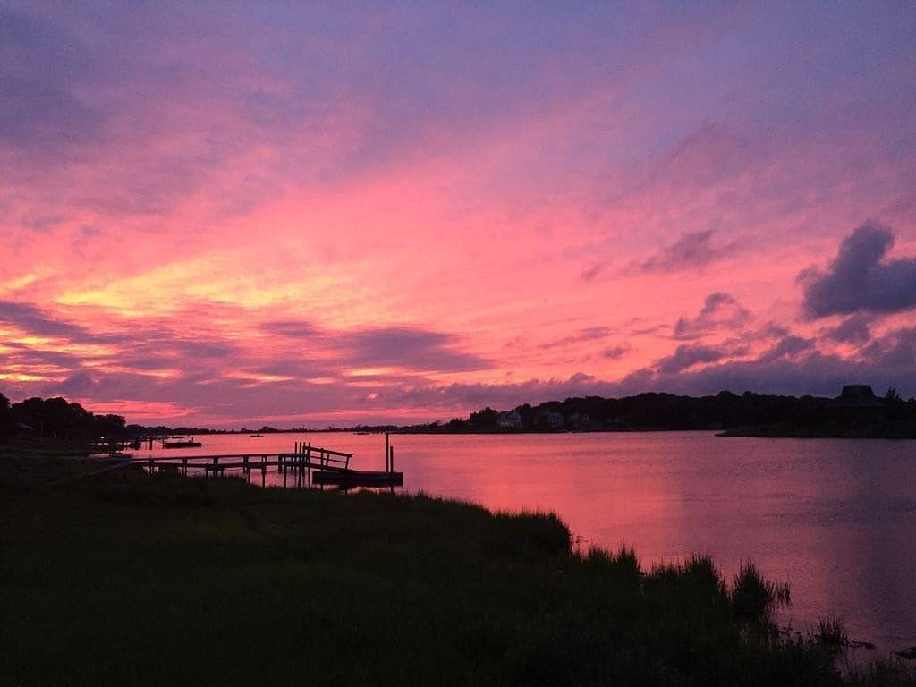 Atemberaubende Haus am Wasser mit Pool, Bootsanleger und Hektar Land in Noyack, Hamptons