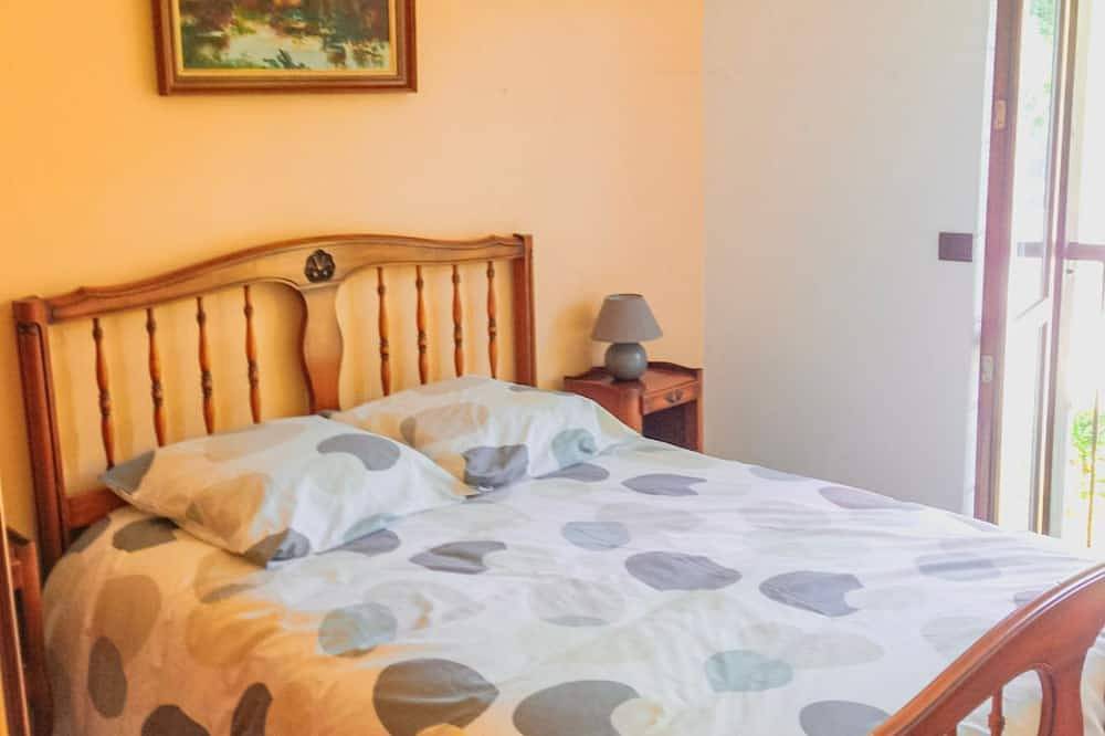 Entire apartment, 3-room apartment with dream lake view in a residence with pool and sunbathing lawn in Agra, Lago Maggiore (Lombardy)