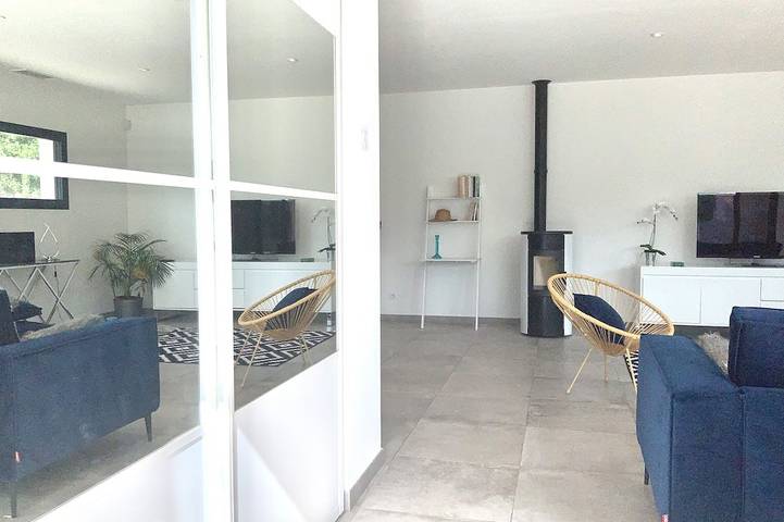 Villa Moderne. Air Conditioned. Swimming Pool. Barbecue. No Vis A Vis. Optical Fiber in Avignon, Vaucluse