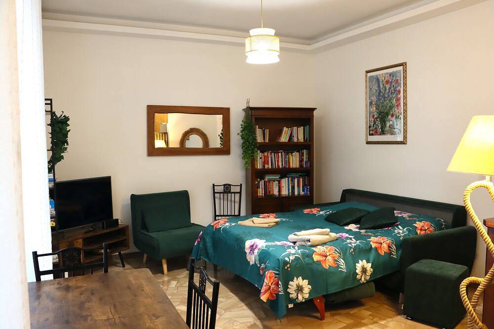 Appartamento intero, Charming bright central Como studio with balcony and jacuzzi in Como, Lago di Como