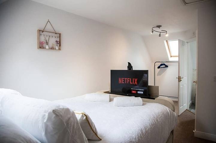 Esongrace Stays - Stylish quaint three bed home in Stoke-on-Trent, Midlands