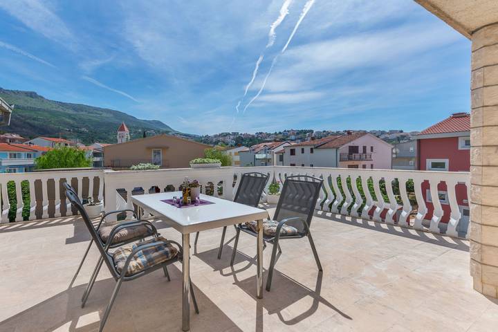 Apartament wakacyjny dla 4 osób, z widok i taras w Podstrana