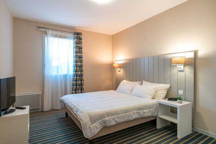 Gîte pour 4 personnes, avec piscine ainsi que terrasse et jardin dans Plage Sables Blancs - 4