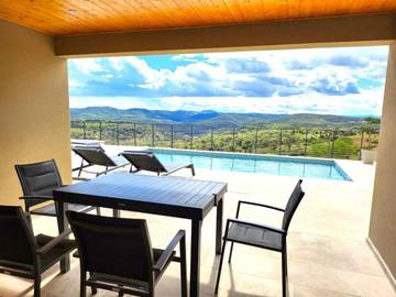 Gîte pour 4 personnes, avec vue ainsi que terrasse et piscine à Orgnac-l'Aven