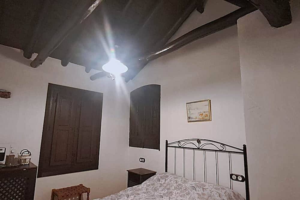 Rustic and cozy room with private bathroom, double bed and garden view. in Fuente Grande, Alfacar