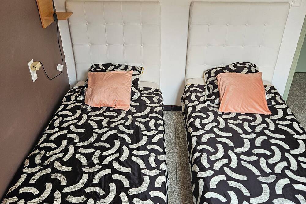 Serge Le Belge chambre 2 lit simple avec balcon in Lézignan-Corbières, Région de Narbonne