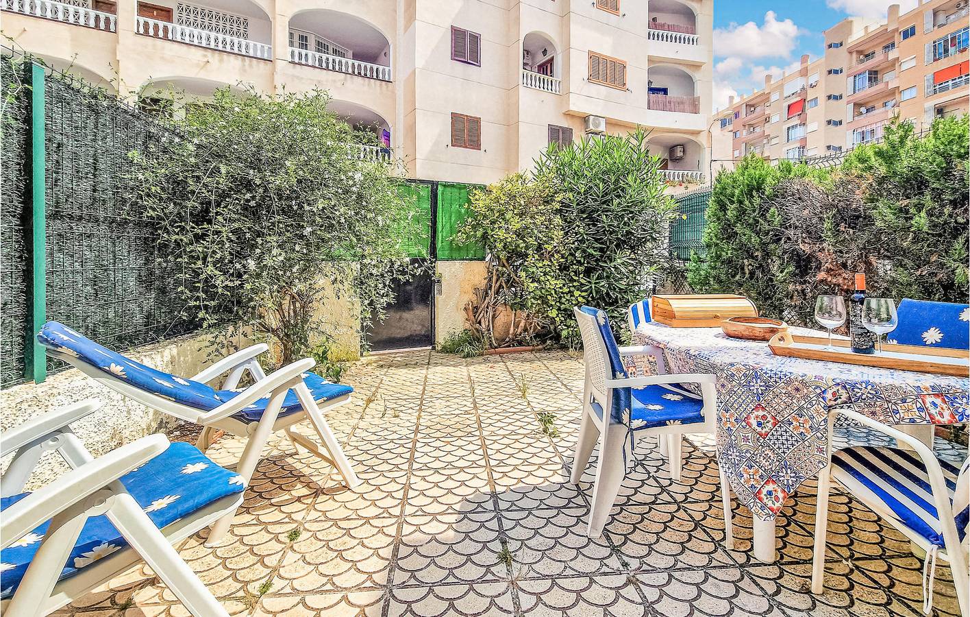 Elegante refugio junto a la playa con piscina y terraza in Torrevieja Centro, Torrevieja