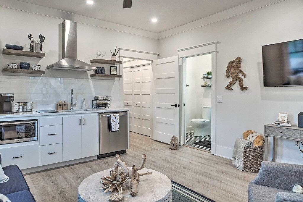 Ganze Wohnung, Airy Bentonville Studio < 1 Mile to City Square! in Bentonville, Ozark Mountains