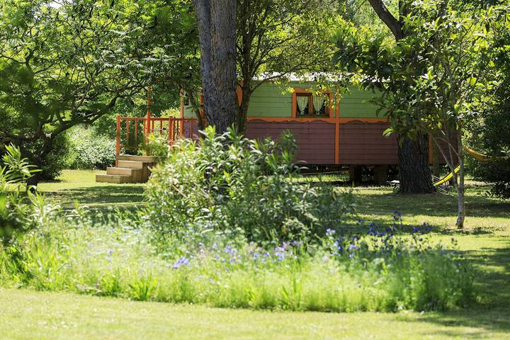 Gîte pour 2 personnes, avec jardin ainsi que piscine et terrasse