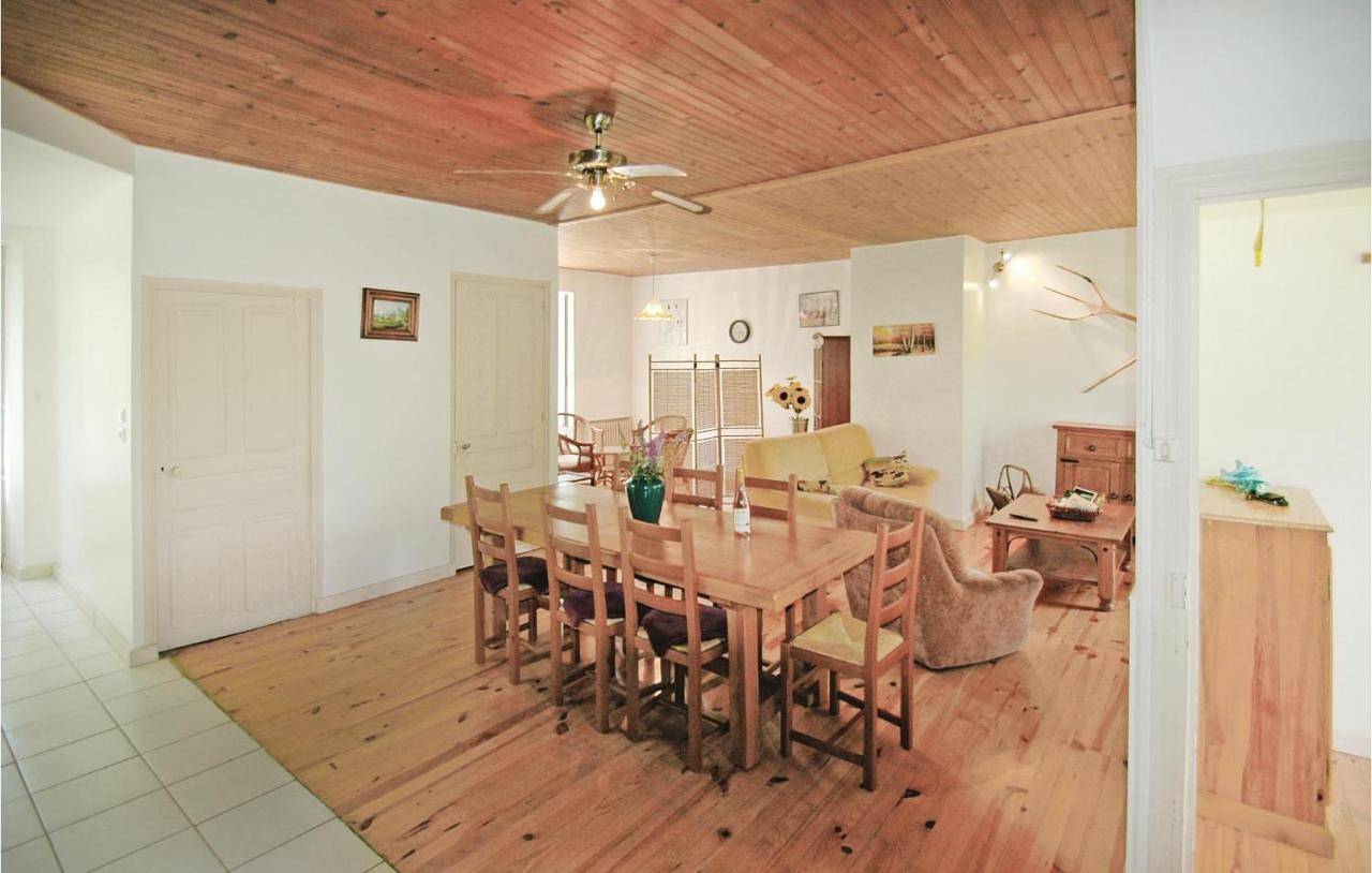 Three-Bedroom Holiday Home in Riom-ès-Montagnes, Parc naturel régional des Volcans d'Auvergne