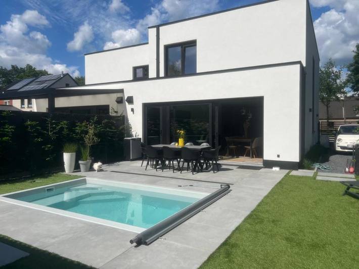 Location de vacances pour 9 personnes, avec Terrasse et Jardin ainsi que Piscine et Vue à Genk