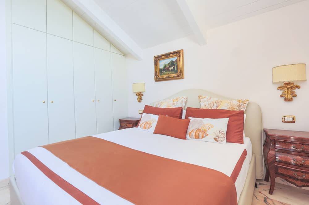 Seaview and luxury attic, swimming pool and terrace in Marina di Puolo, Napoli e dintorni