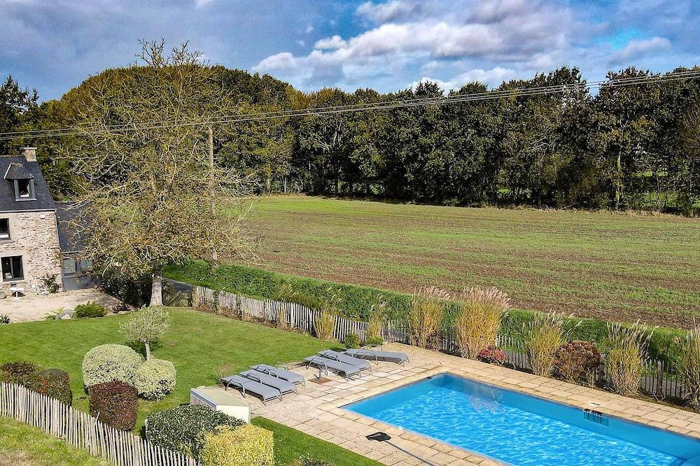 Jolie Maison A La Campagne Avec Piscine Entre Dinan Et Dinard - 15 Mn Des Plages in Pleslin-Trigavou, Région de Dinan