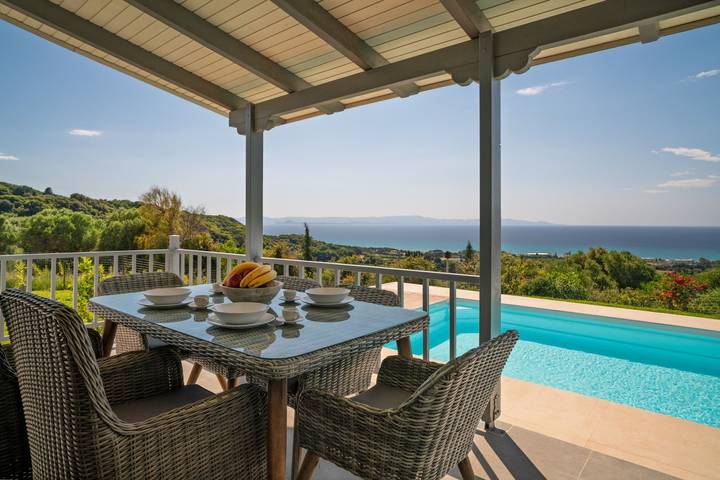 Location de vacances pour 6 personnes, avec terrasse ainsi que vue sur l’océan et piscine, adapté aux familles dans Grèce-Occidentale - 2